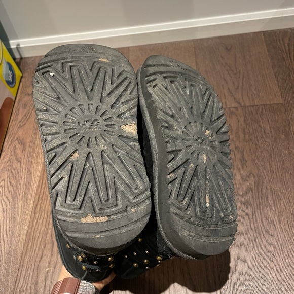 Kids Uggs - Picture 2 of 4